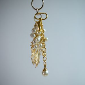 *Pluma Divina* İnci ve Tüy Detaylı Çanta Charm