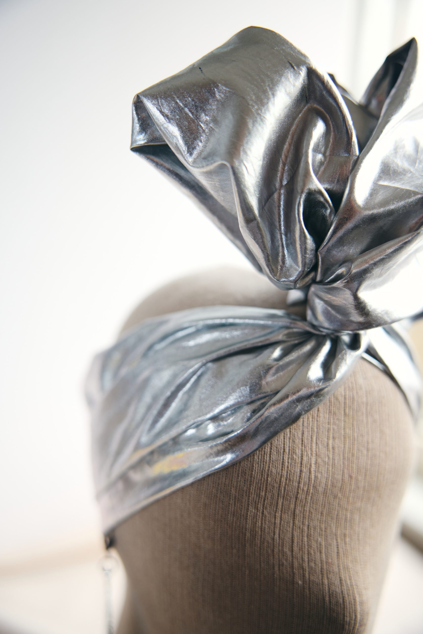 Parlak Gümüş Telli Saç Bandı - Görsel 4