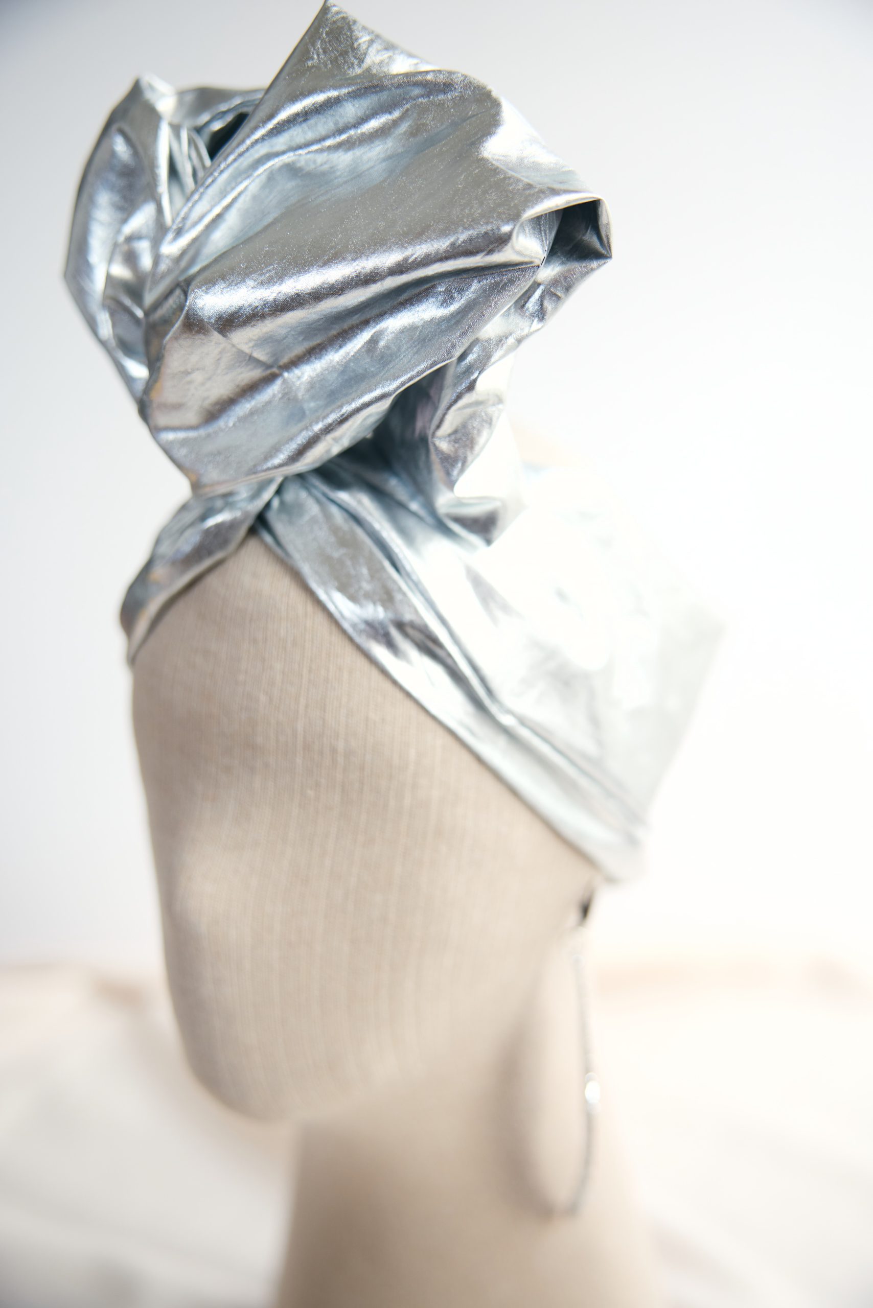 Parlak Gümüş Telli Saç Bandı - Görsel 3