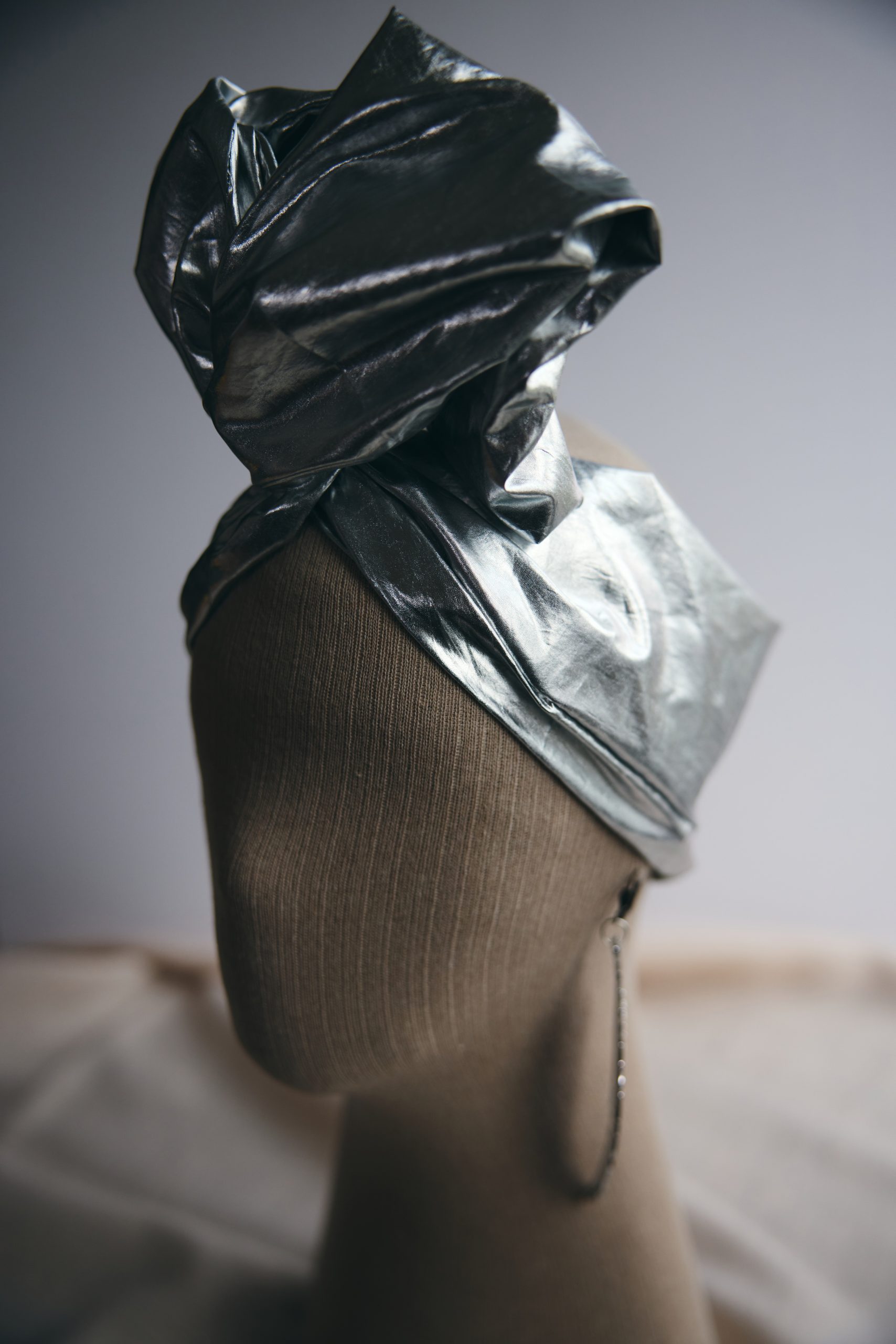 Parlak Gümüş Telli Saç Bandı - Görsel 2